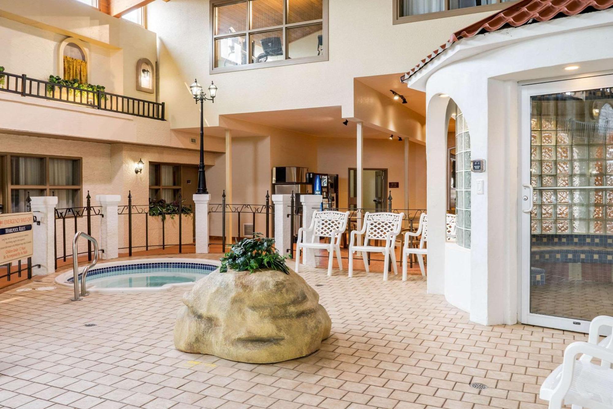 Quality Inn & Suites Winkler Buitenkant foto
